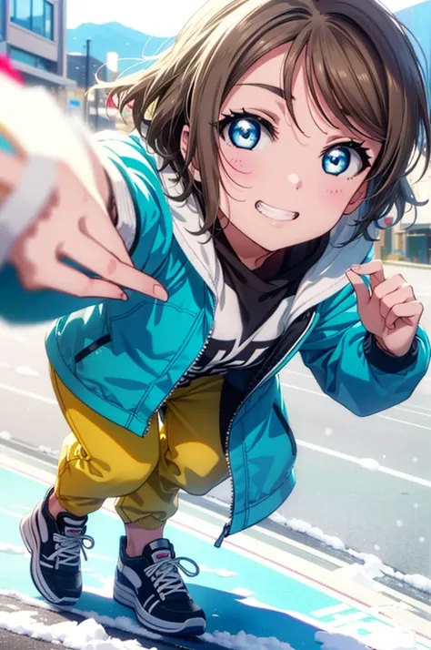 Yo Watanabe, Watanabe Yo, short hair, blue eyes, Brown Hair, smile, Grin,Yellow Wear、Outerwear is blue、Red trousers),sneakers,snow boardの上に乗ってスキー場を滑っている,(((Gliding from the summit)))、Ski resort on a sunny day、snow board、(((女の子が坂道をsnow boardで下っている)))(((snow...