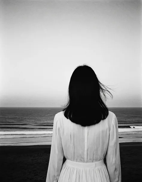 seaside，Faint glow，一位女人站在seaside，Looking into the distance，Ralph Gibson Style