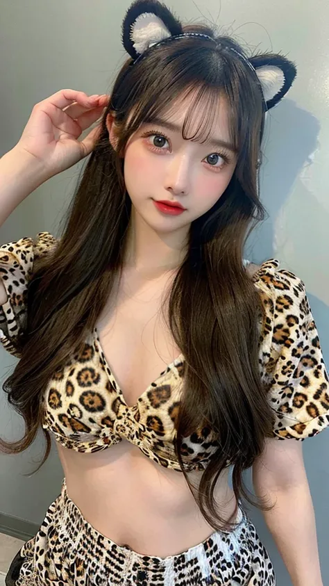 （8K、high resolution、High resolution、Fine details）Beautiful eyelashes、High resolutionの顔、Zoom out、18 years old、 Beautiful detailed eyes、Random cute hairstyles、C cup breasts、Leopard print clothes、Leopard ear headband、Shorts、Sexy clothes that show your belly b...