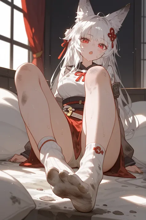 1 girl,dirty,foot,foot底,Red Eyes，breast,solitary,Long hair,White hair,,foot趾,foot部焦点,Looking at the audience,sit,Sweat,open mouth,dirty foot,Keep,indoor,Pillow,Bangs，White knee socks，Fox ears，There&#39;foot的泥土，White clothes，kimono，Japanese style，dirtyPillo...