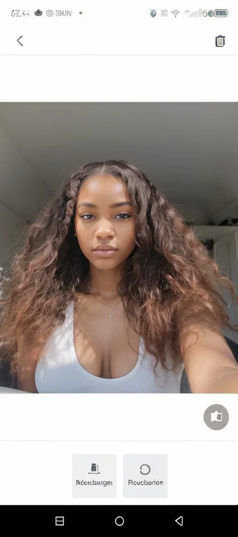 femme de 17 ans, afro américaine, peau claire, cheveux longs rouge bouclés , yeux marrons, visage parfait, simple makeup like model, portant un survêtement noir, dans une voiture, en selfie