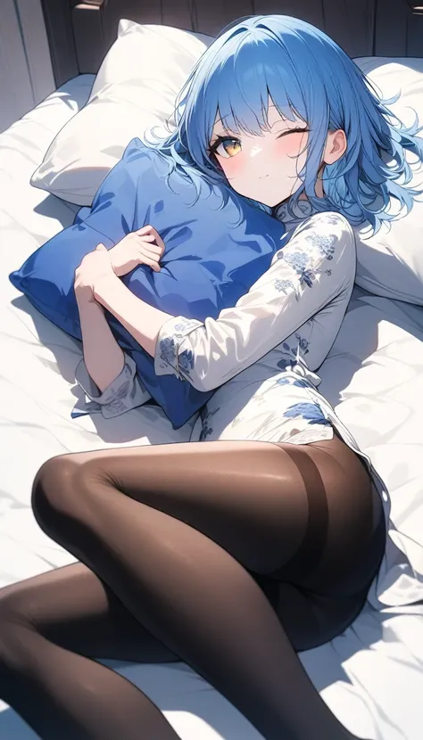 (masterpiece, best quality, high quality, high resolution, Extremely detailed),1 Girl,A girl lying on the bed，girl holding pillow，Enjoy，Big ，Solitary,beautiful eyes,Blue hair,Golden Eyes,,Happy,Close one eye,Solitary,thighband pantyhose