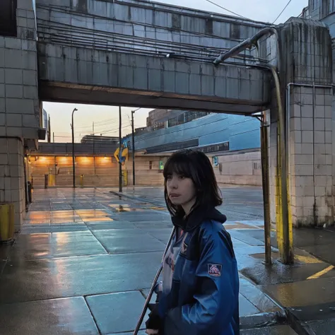 The picture of the girl, standing by the bus station, holding the umbrella to look towards the car, the sky was raining, the lights were dim, the person on the road was noisy