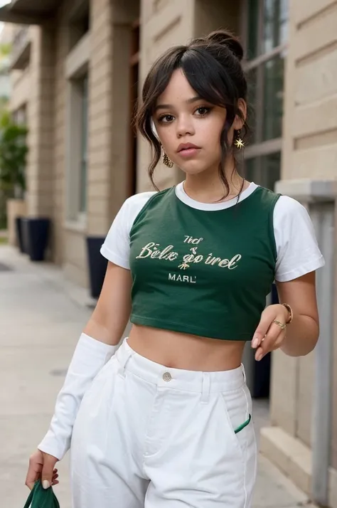 Jenna_Ortega portant un t-shirt vert et un pantalon blanc cheveux longs , eye-liner, 
haut du corps, fond de mur solide, 
 