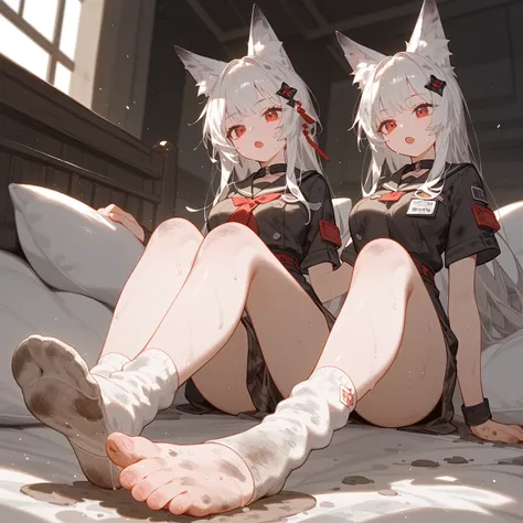 1 girl,dirty,foot,foot底,Red Eyes，breast,solitary,Long hair,White hair,,foot趾,foot部焦点,Looking at the audience,sit,Sweat,open mouth,dirty foot,Keep,indoor,Pillow,Bangs，White knee socks，Fox ears，There&#39;foot的泥土，White clothes，kimono，Japanese style，dirtyPillo...