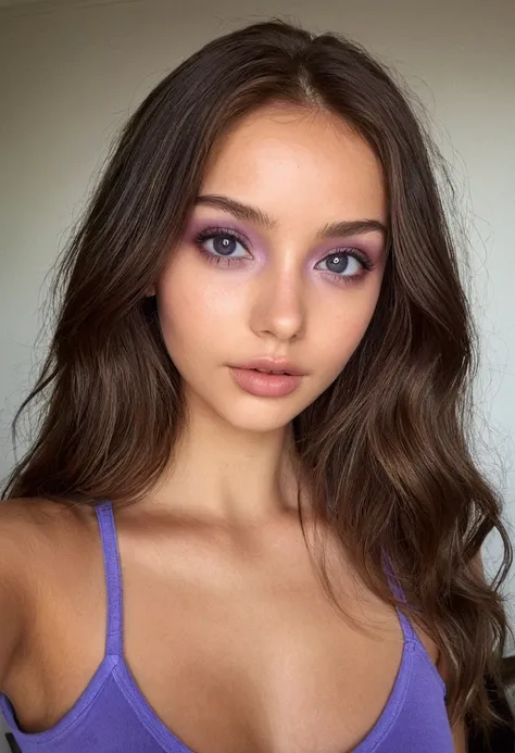 femme arafed avec débardeur et culotte assortis, fille sexy aux yeux bruns, portrait sophie mudd, cheveux bruns et grands yeux, selfie d&#39;une jeune femme, Yeux de chambre, violette myers, sans maquillage, Maquillage naturel, regarder directement la camé...