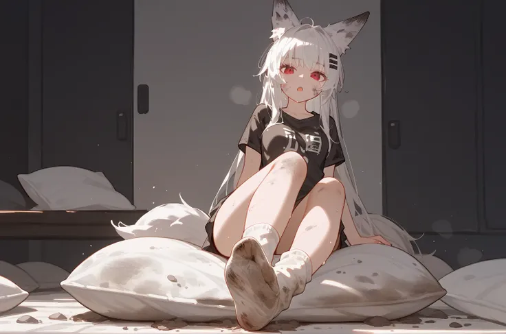 1 girl,dirty,foot,foot底,Red Eyes，breast,solitary,Long hair,White hair,,foot趾,foot部焦点,Looking at the audience,sit,Sweat,open mouth,dirty foot,Keep,indoor,Pillow,Bangs，White knee socks，Fox ears，There&#39;foot的泥土，White clothes，kimono，Japanese style，dirtyPillo...