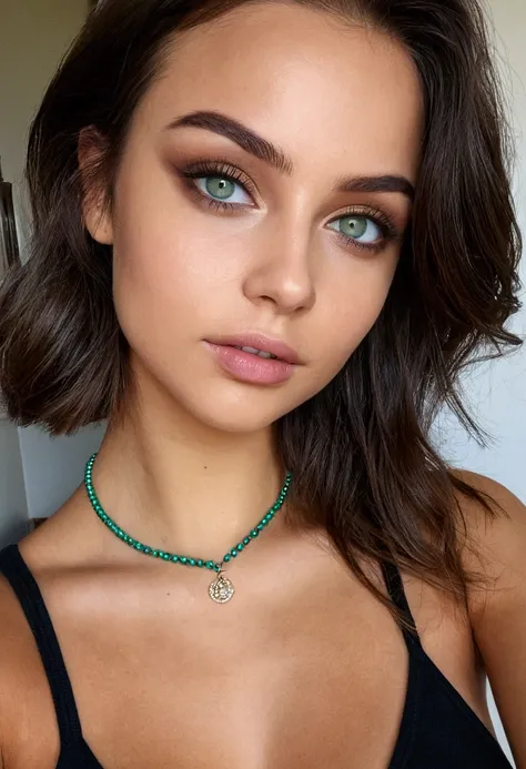 Arafed Femme portant un débardeur blanc court et un collier, Fille sexy aux yeux verts, peau bronzée, Portrait Sophie Mudd, cheveux bruns et grands yeux, selfie d&#39;une jeune femme, yeux de la chambre, Violette Myers, sans maquillage, Maquillage naturel,...