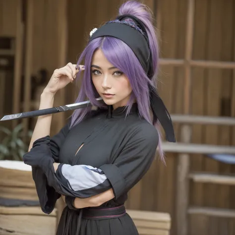 Une magnifique femme ,avec un magnifique visage unique et original,une tenue de samuraï, elle tient un katana dans ses mains, une magnifique coupe de cheveux les cheveux sont de couleur noire et attache
