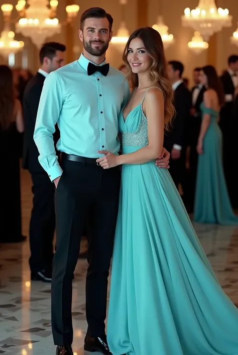 Un couple dont lhomme est habillé en chemise simple bleu turquoise clair avec noeud papillon noir sur un pantalon noir et chaussure en cuir et la dame en robe bleu turquoise clair aussi à une soirée de gala,