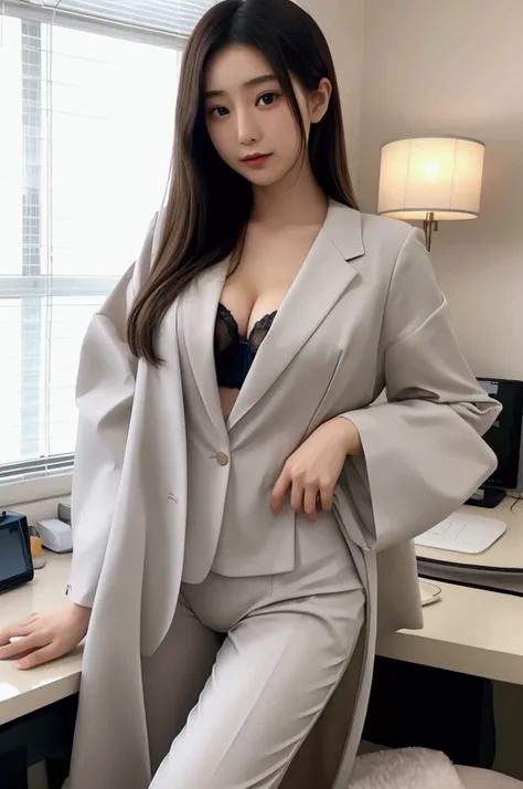 Japanese OL、Formal attire considered sexy.、Working in the office、Show your underwear