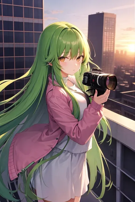 Seems nice and mysterious、A big sister with fluffy, long green hair、Wearing a pink jacket over a white shirt、With a big camera、Standing on a rooftop at sunset。