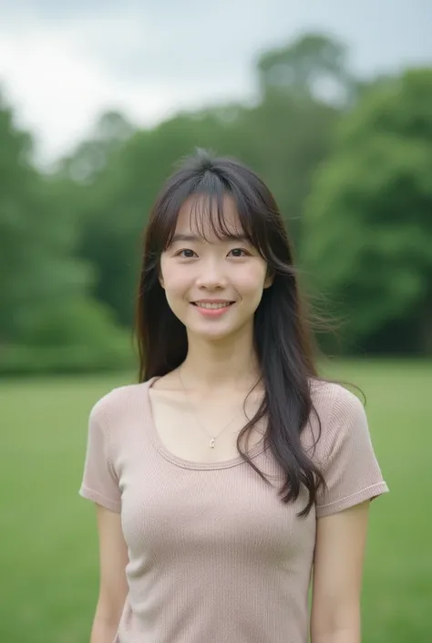 Young fair-skinned Japanese woman。Walking in the park wearing a short-sleeved summer knit made of cool fabric。Sexy chest。The sky is cloudy。Selfie-style images。