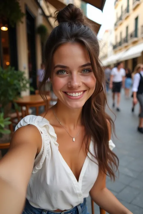 Arafed Femme portant un débardeur blanc et un collier, Fille sexy aux yeux verts, Portrait Sophie Mudd, cheveux bruns et grands yeux, selfie dune jeune femme.
Déguste une Tortilla Española avec ses amis dans un café en terrasse. Elle porte une chemise en l...