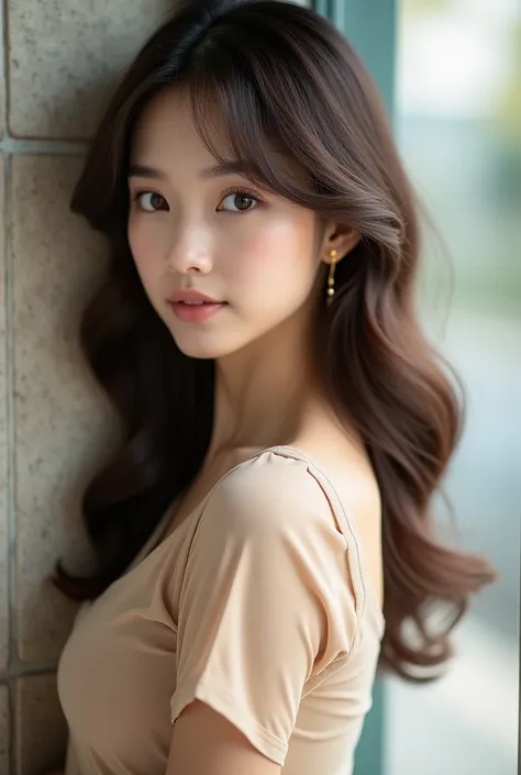 high resolution、A transparent Japanese woman、Ima-ish、Elegant、White Shirt、looking at the camera、body is angled、smile、Moist and shiny hair、Thready hair、cute、Brown Hair、Beautiful young woman who looks like a model、Leaning against a wall、Big eyes、Glossy makeup...