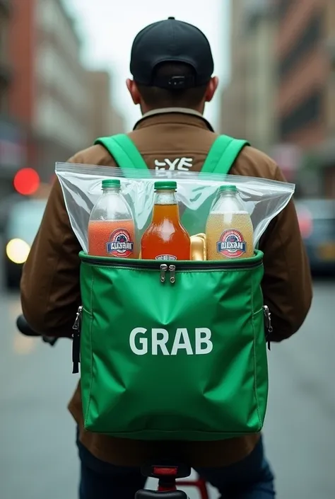  Grab food rider has a clear plastic bag with bottles of soda, beer and snacks on the sides ด้ายซ้าย และขวา  , มีกระเป๋าลูกบาศก์ สีเขียว มีคำว่า grap ที่ เบาะด้านหลัง