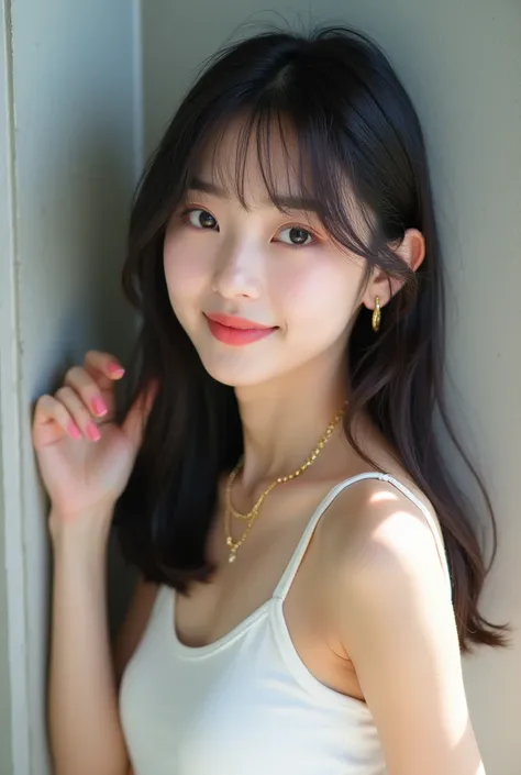 high resolution、A transparent Japanese woman、looking at the camera、body is angled、smile、Moist and shiny hair、Thready hair、cute、Brown Hair、Beautiful young woman who looks like a model、Leaning against a wall、Big eyes、Outline of an inverted triangle、face is s...