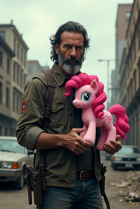 Rick grimed twd con una pinkie Pie de my little pony de peluche en las manos