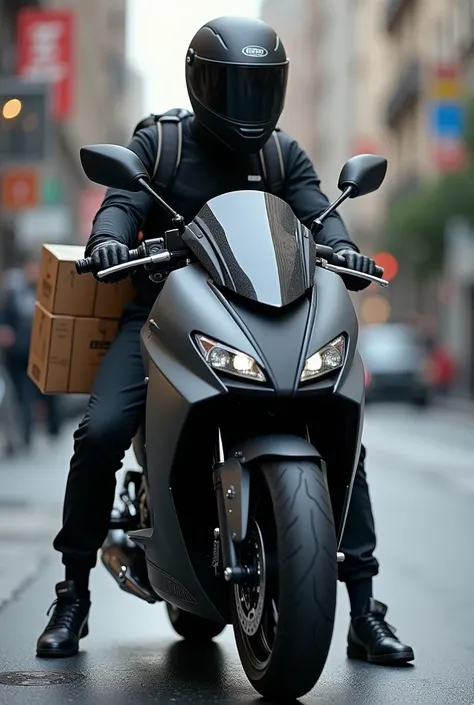 moto color gris con negro y conductor con mochila de delivery