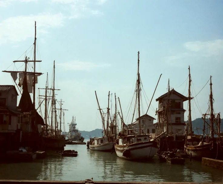 A quiet harbor scene in the dim light。, 無数の帆船や小型のボートbutCalm水面に浮かんでいる. 高い船のマストbut、Towering in the pastel-colored sky, Calm雰囲気を増す. 沈みゆく太陽but、Calm, Casting soft light on the seaside scenery、, 停泊中の船や航行中の船のさまざまなディテールbut強調されている. people々but、Relax and unwind、仕事をした...