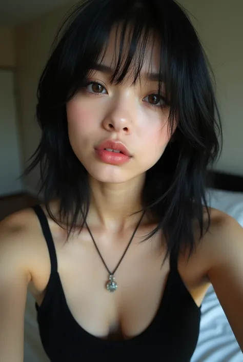 Photo Instagram elle se prend en selfie femme de 20 ans elle ressemble à Megan Fox type emo Billie Eillish elle a un jolie visage légèrement arrondi  des yeux en amande elle est maquillée elle a la bouche naturelle avec un gloss la  peaux blanche et réalis...