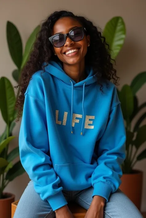 (photoréalisme:1.2), belle femme africaine noire,22 ans,POINTU , souriant portant un sweat à capuche bleu ajusté écrit "LIFE", Longues tresses, lunettes photochromiques surdimensionnées noires, assise sur un tabouret de studio photo, plantes en arrière pla...