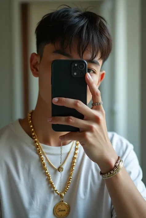 Creates an image of a young white man with short hair taking a photo in front of the mirror, covering his face with his cell phone and his hand with a gold chain with diamond details written on the chain "ZKSOUZATIKTOK2MILHÕES" in the pendant 