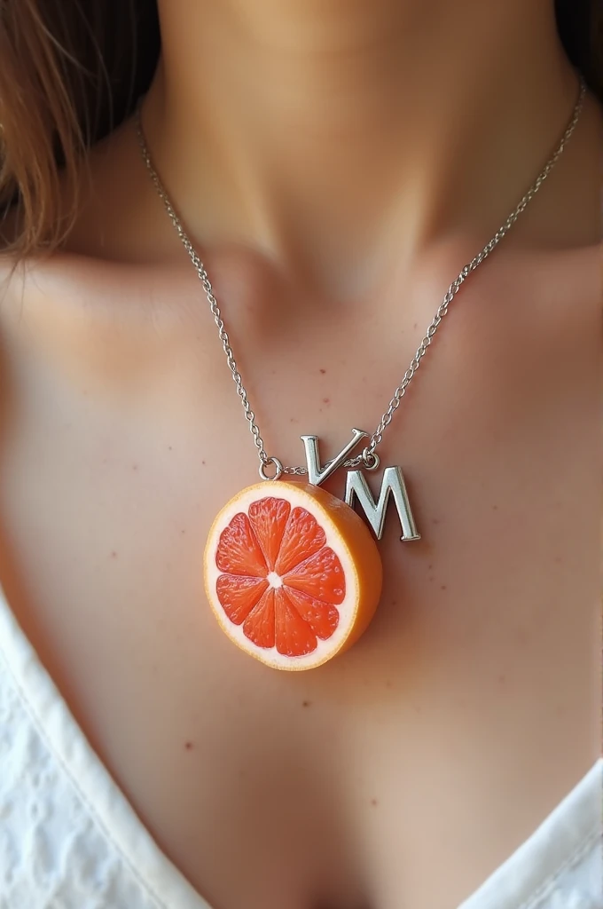 Para criar um colar andspandcial com uma toranja and dois pingandntands com as landtras "v" and "M", imaginand um pingandntand andm forma dand uma fatia dand toranja dandlicadamandntand andsculpida andm prata, com um acabamandnto vibrantand quand randmandt...