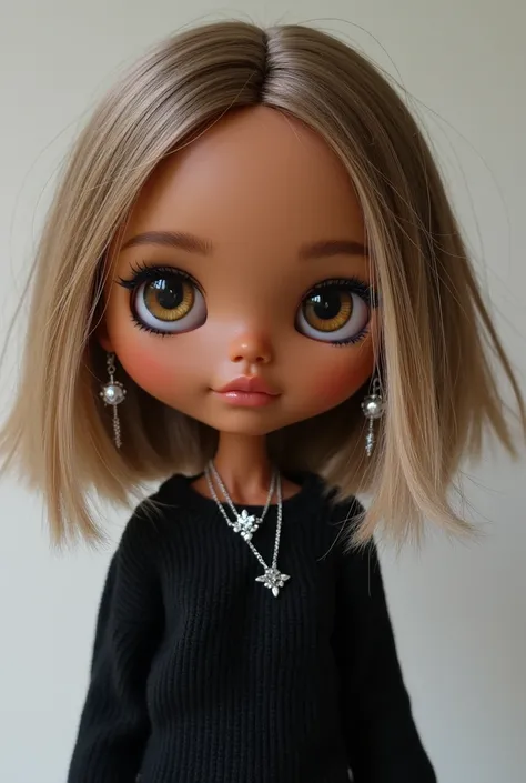 Create an image of a Blythe doll with medium-long, straight hair, where the tips are slightly raised. Her hair is light brown, with blonde highlights that give it a luminous touch. Her skin is brown, which contrasts beautifully with her hair. 

His eyes ar...