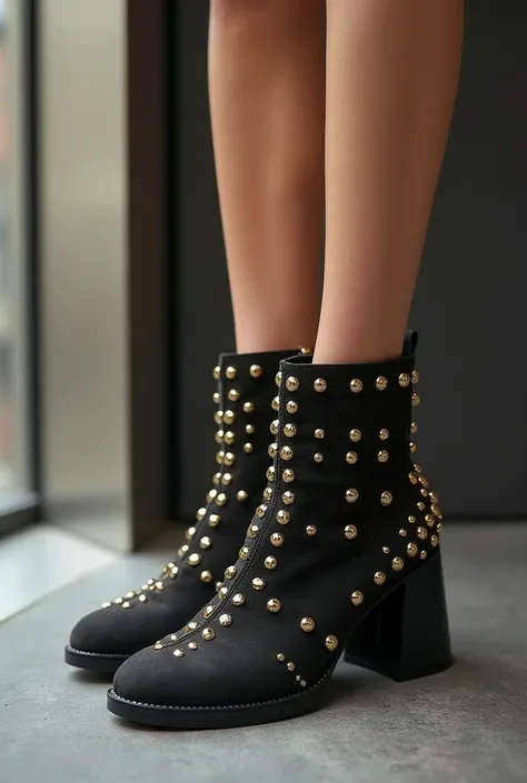 Short boot type footwear for women, with gold rivets 