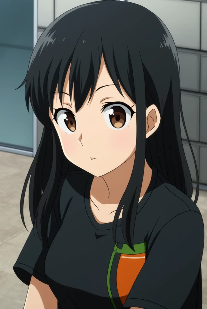 My Hero Academia screenshot. Girl with medium-long black hair with long bangs. He has slanted brown eyes and has a calm expression and a closed smile.. He is wearing a black t-shirt, with orange and green details and is seen from the waist up and is standi...