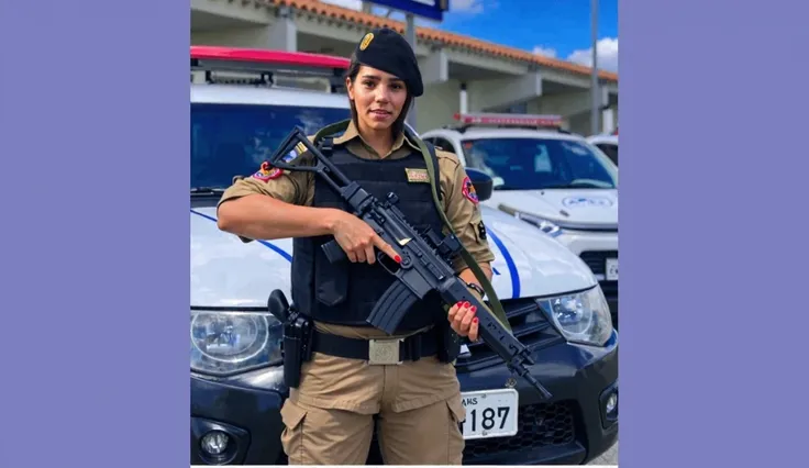 A female police officer, dressed in the uniform of the Military Police of Minas Gerais, holding a rifle, the name "freitas" must be written on the uniform, tanned skin, white teeth, black eyes, frowning face