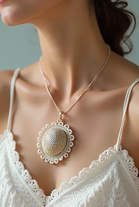 Necklace with a shell with a crochet base 