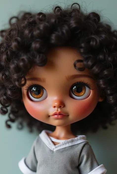 I want an image of a blythe doll with the following characteristics: dark curly hair 3A, dark brown skin not very dark, brown eyes, a mole on the right chin and a gray t-shirt with white edges 