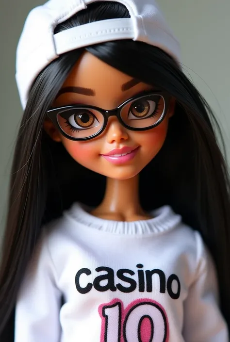 A bratz doll with black hair and light honey-colored skin, brown eyes and glasses and is wearing a white cap and a white sweatshirt that has her name " belen palacio casino 10 estrellas ".
The doll can be seen from the navel up