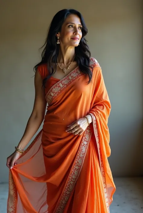 40 years women wearing saree and showing her thighs
