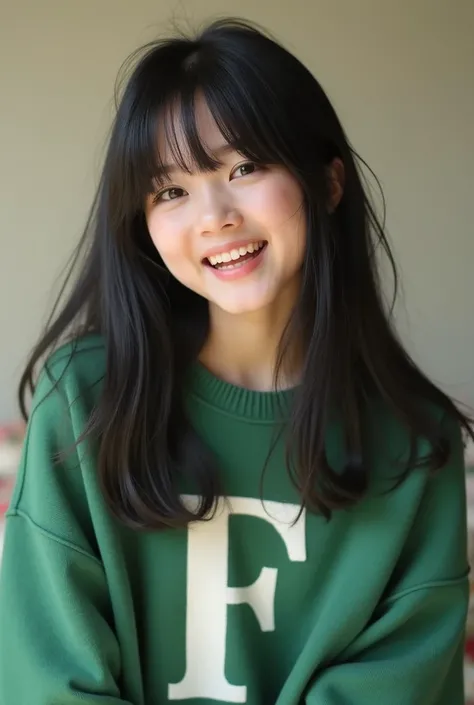 A mature girl in her late teens、cute、Droopy eyes、Black Hair、Lots of bangs、Excessive hair around the face、Firm Skin、A green sweater with white letters in big capital letters in the middle"F"She is wearing a woolen sweater with just the words、The sweater is ...