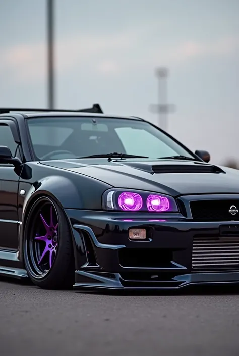 Un hotweels que sea un 
Nissan skyline gtr34 color negro con un alerón universal 57" ABS ajustable negro y con aros negros y con la pinza de freno color morado y con un Wide Body Kit color morando y los faros color morado