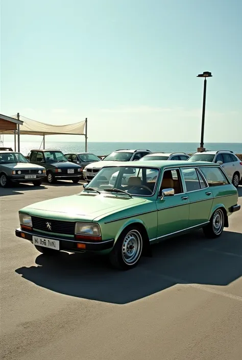 Une peugeot 504 break,  de couleur vert clair metalisée , de 1979, stationnée sur un parking pres de la mer avec d’autres voitures