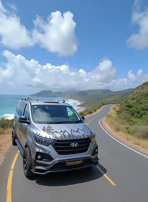 Créer cette Hyundai Starex avec une couleur gris carbone et des kits de carrosserie personnalisés. Ajouter des décalcomanies noires sur chaque côté du véhicule représentant des montagnes enneigées avec des forêts. Le véhicule doit afficher le logo de Romen...