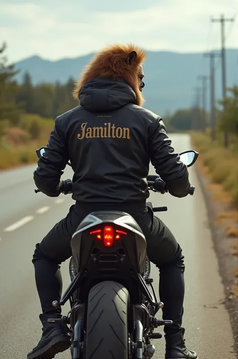 

 - A man dressed in :
    - Buzo negro
    - Pantalón negro
- Al lado de una moto deportiva
Que este alejado de la moto 
- En una carretera hermosa con un paisaje hermoso al fondo
- Un león on the back del hombre
- Con el nombre "Jamilton " ( not Hamilto...