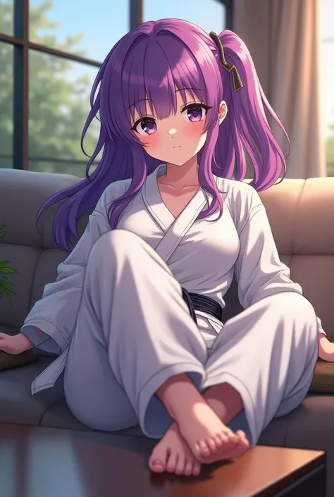 Ragazza bellissima di anime con i capelli viola con il costume da karate seduta sul divano dove fa vedere i  piedi sul tavolo High Resolution