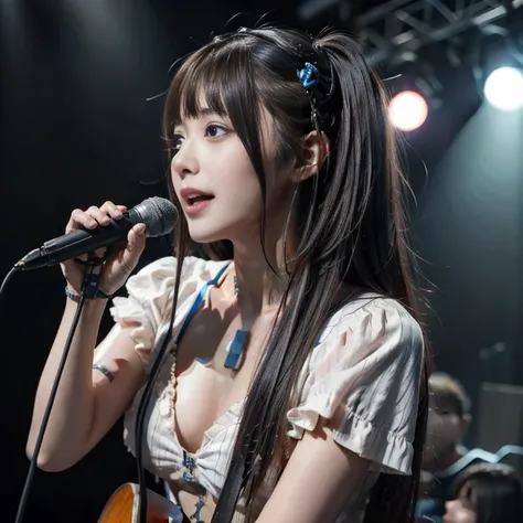 Hip-pop singer 、 sings with a microphone、woman、 1 girl, Long Hair,  Kampala, chest,  looks, smile,  blue eyes , Brown Hair,  accessories, stage、 blurred background , 