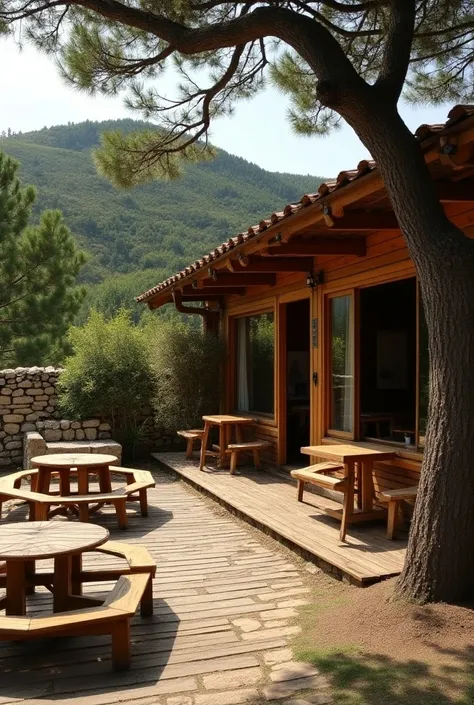 Guinguette en bois devant une colline de pins sylvestre des Cévennes avec petites terrasses en bois cocoon indépendantes et sol pleureur au milieux et manège ancien de forain 