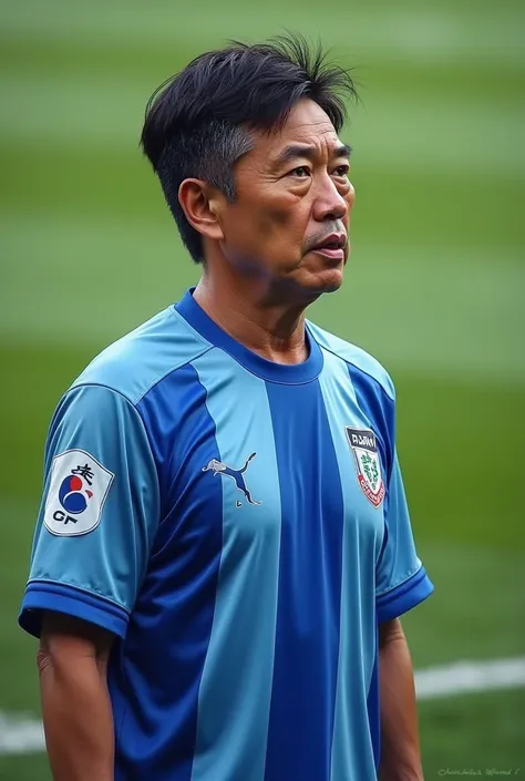 Coach Kim Sung-geun wearing a Cheongju FC uniform