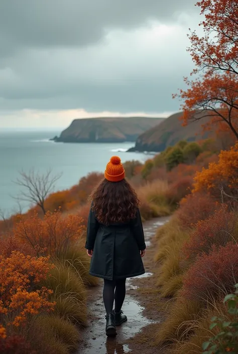 Sofia, une jeune femme métisse au teint caramel, parsemée de taches de rousseur et avec de longs cheveux bruns et frisés, se promène dans le cadre magnifique du golfe du Morbihan, en Bretagne. Elle porte un legging noir, un ciré Rains imperméable noir et u...