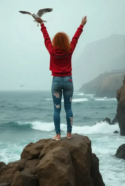 Une image 8K réaliste et très détaillée, dune jeune fille de 18 ans, aux cheveux roux très longs et bouclés, portant un jean serré et déchiré, portant un sweat à capuche rouge avec le mot « Jaime le » Maroc dessus, debout au sommet dun rocher, dans la mer,...