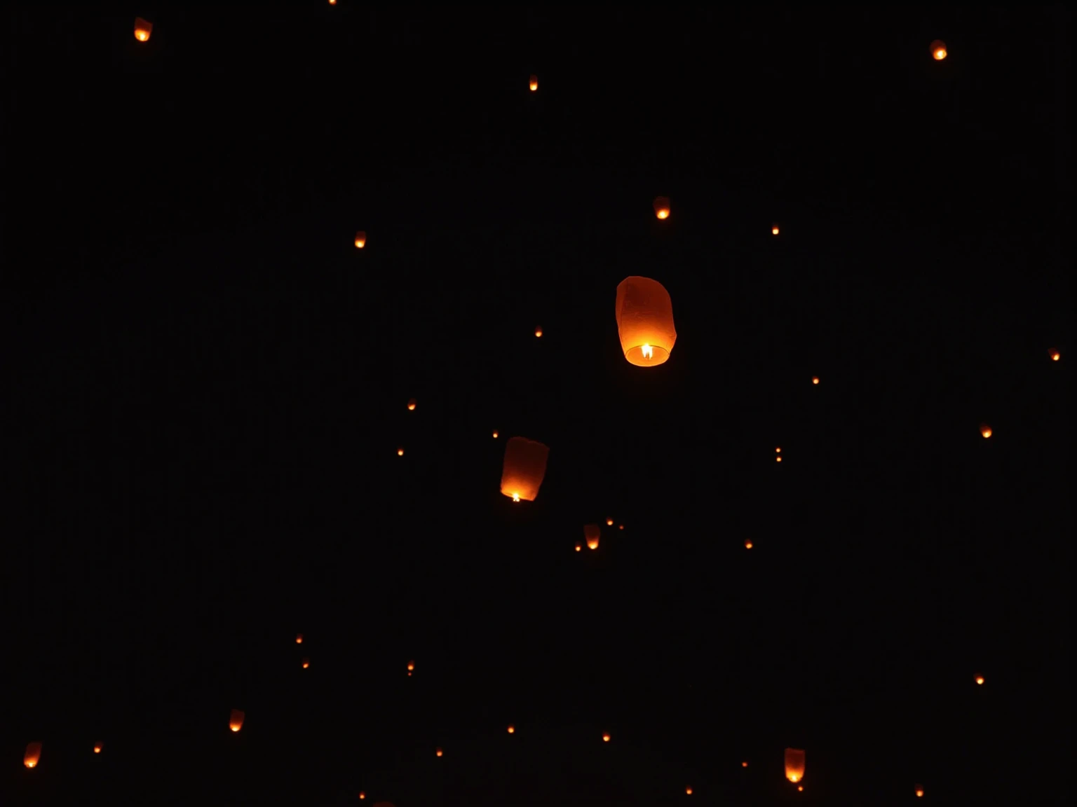 Dans le crépuscule doré, les lanternes flottent en silence,
Éclairant le ciel obscur, une danse céleste, une élégance.
Leurs lumières douces et chaleureuses, une invitation à rêver,
Guidant les âmes perdues, les cœurs à la dérive, vers léternité.

Les lant...