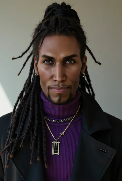 Un homme avec des dreadlocks tiré en queue de cheval classe un style un peu rock, habillé dune veste noir et un pull violet avec une chainette en or avec attaché un petit bijoux en argent qui représente lintérieur dune fenêtre