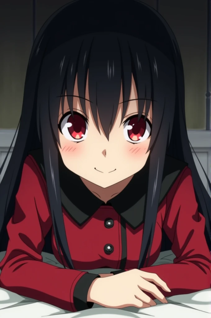 Screenshot of Death note .  Girl with long straight black hair , with bangs. He has slanted red eyes and has a cheerful expression..  She wears a red and black uniform and in the background she is lying on a bed.